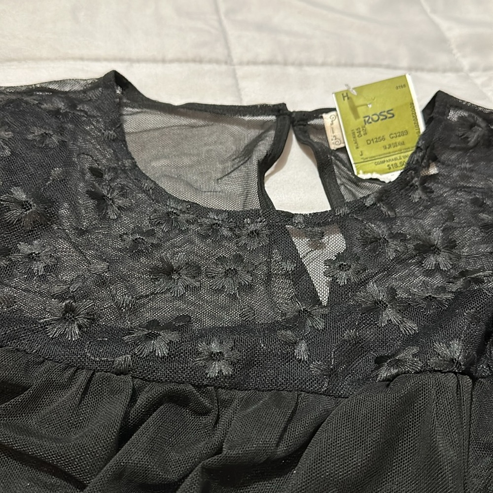 Woman’s size Medium - Picture 3 of 4